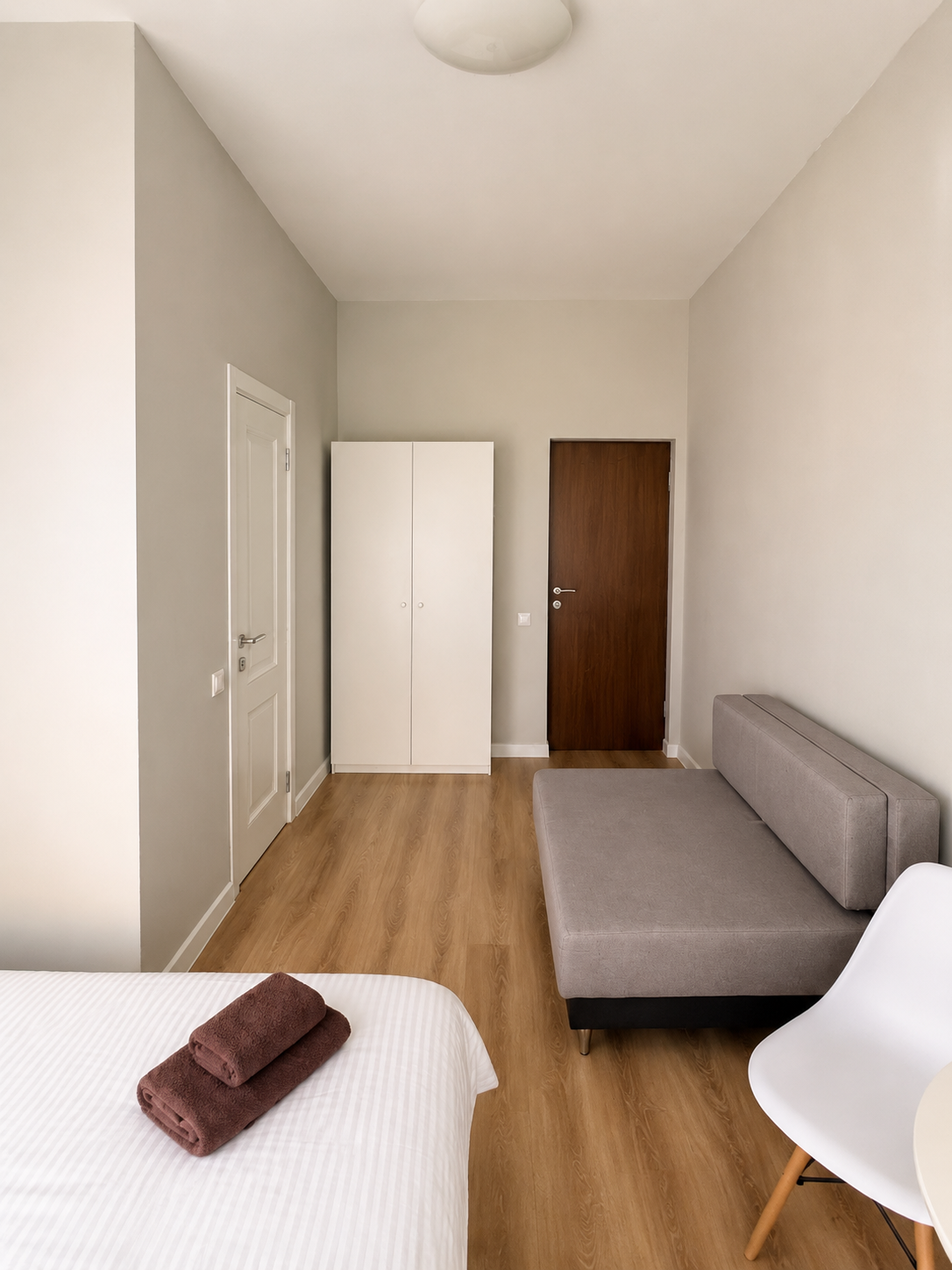 04_reverse_sofa_and_wardrobe_view