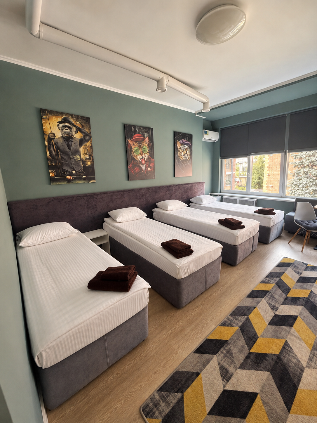 02_four_beds_main_view