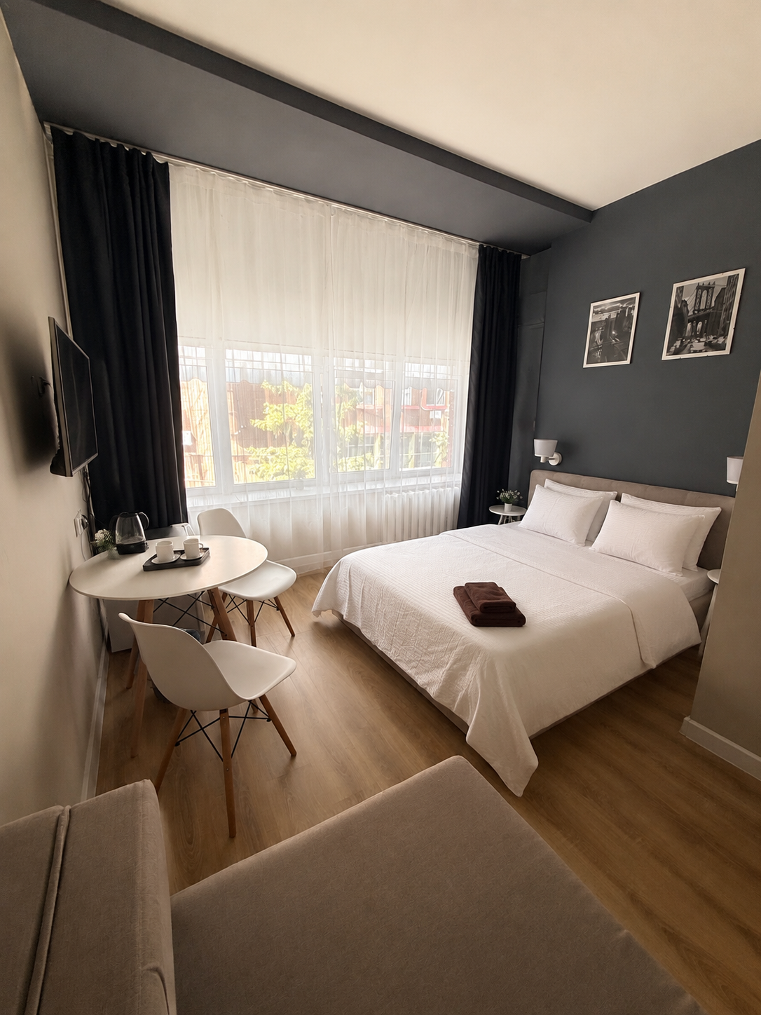 02_main_bed_and_tea_station_view