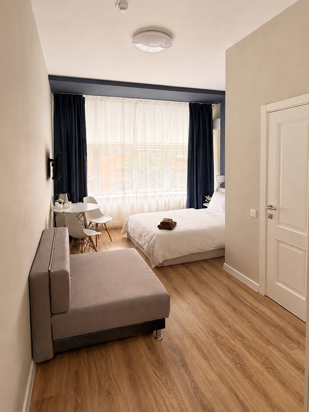 03_entrance_sofa_and_bed_view
