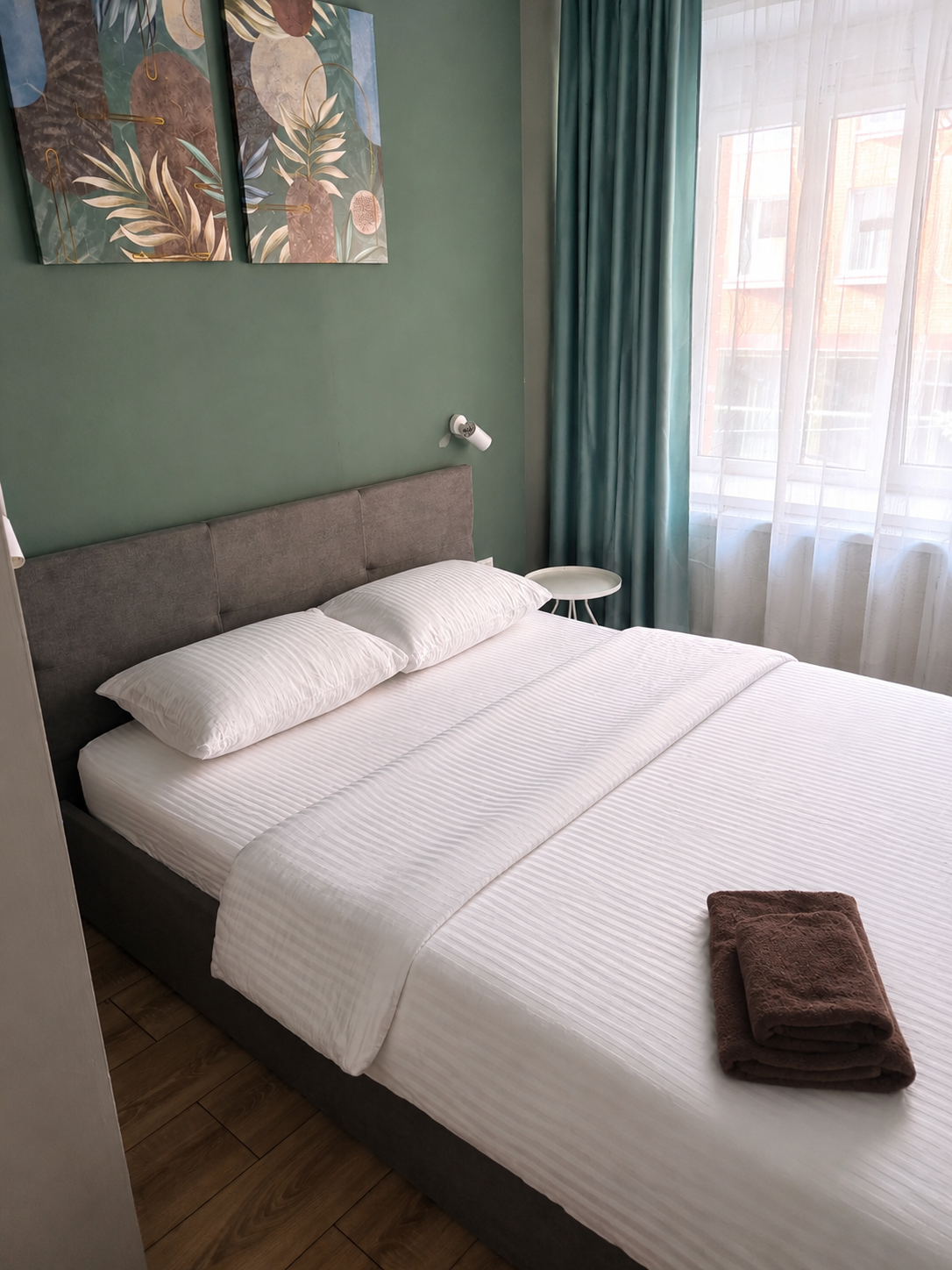 04_double_bed_close_view